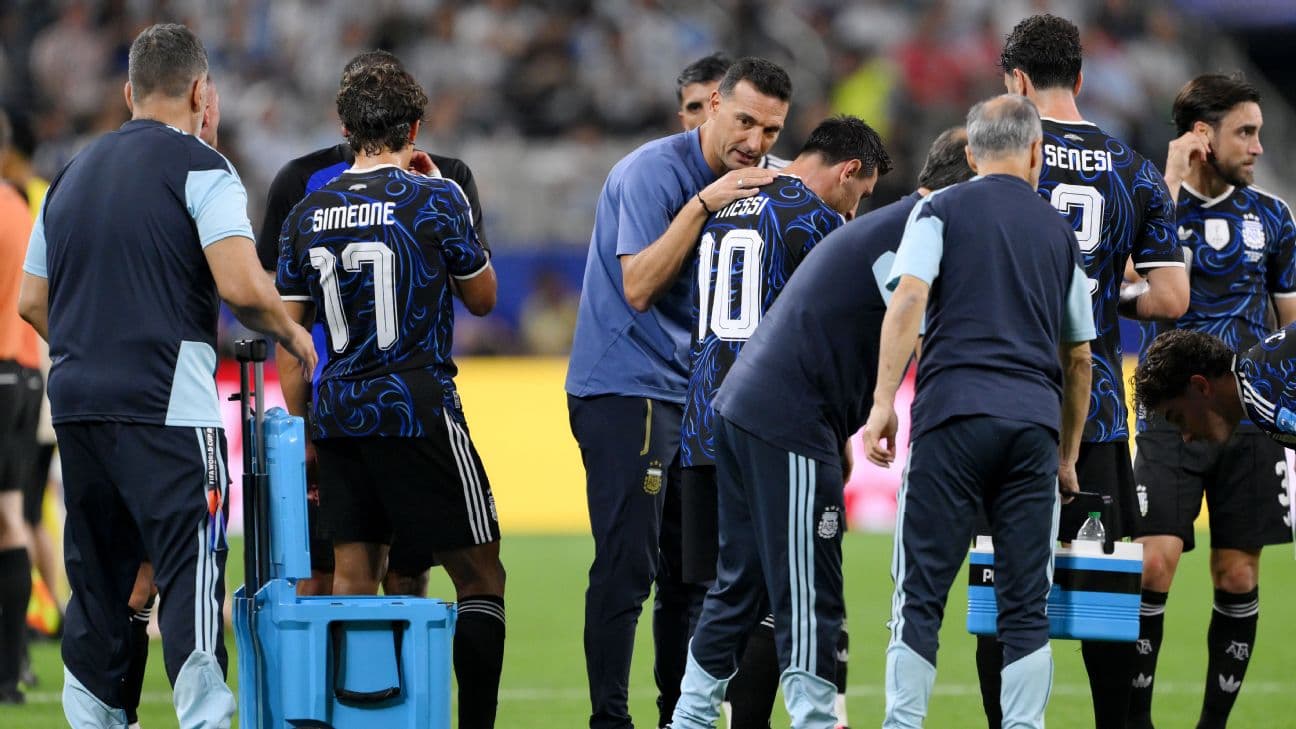 Lionel Scaloni, Head Coach of Argentina, speaks to Lionel Messi #10 of Argentina at the hydration break
