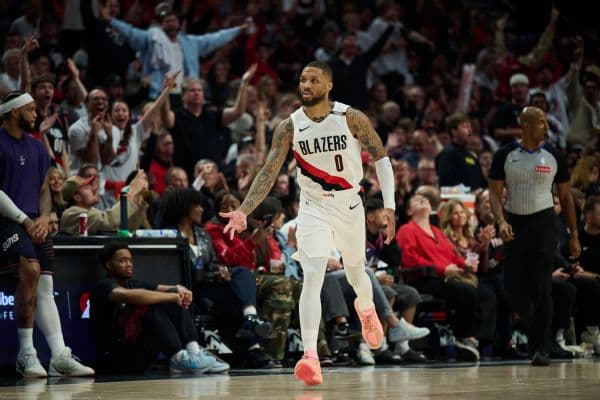 Trail Blazers fans show love for Damian Lillard in return